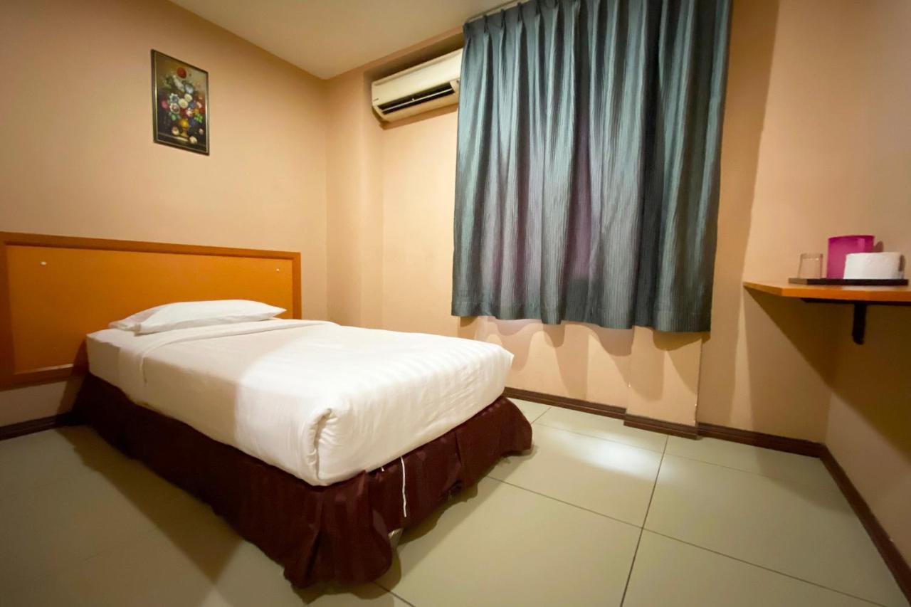 קוטה קינבלו Oyo 90108 Hotel Kaya מראה חיצוני תמונה