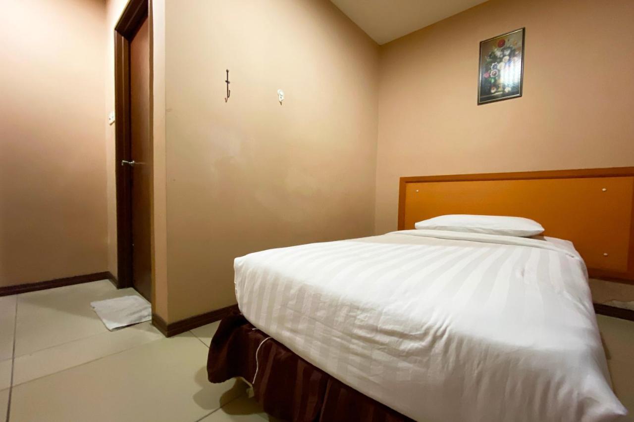 קוטה קינבלו Oyo 90108 Hotel Kaya מראה חיצוני תמונה